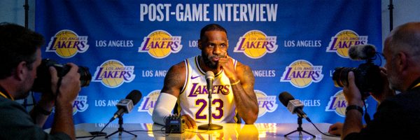 勒布朗·詹姆斯赛后采访 - 他正在接受媒体采访，表情专注