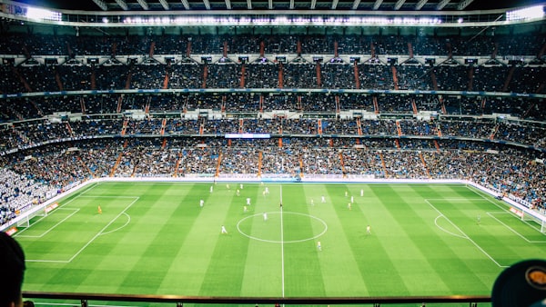 英超联赛直播画面 - 阿森纳与利物浦的激烈对抗，球员在雨中拼抢