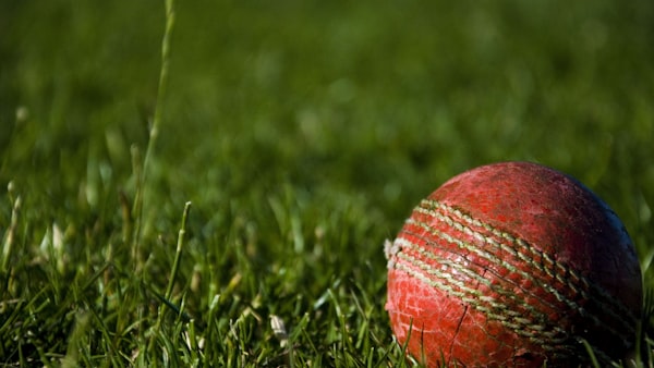 英雄联盟全球总决赛现场 - 巨大的舞台与屏幕，两支战队选手已就位