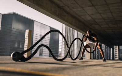 深度战术分析文章配图 - 足球战术板上画满了箭头与跑位线路